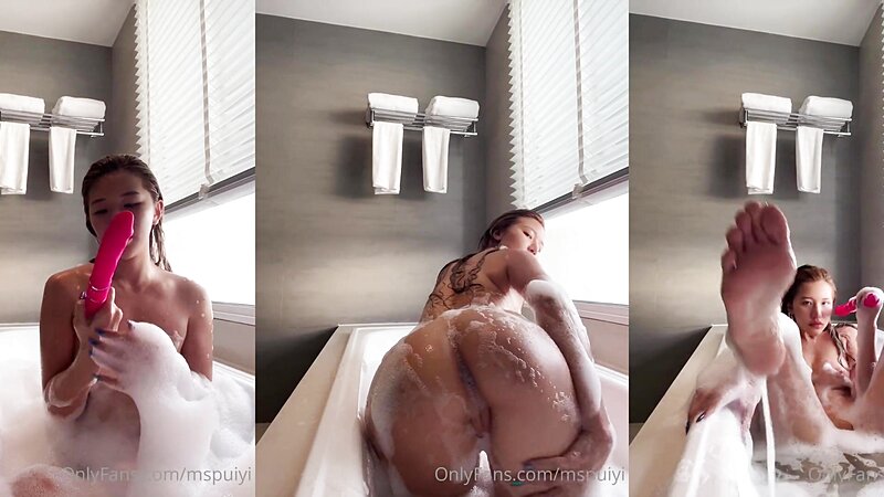 Ms Puiyi Naked Masturbating in a Bathtub