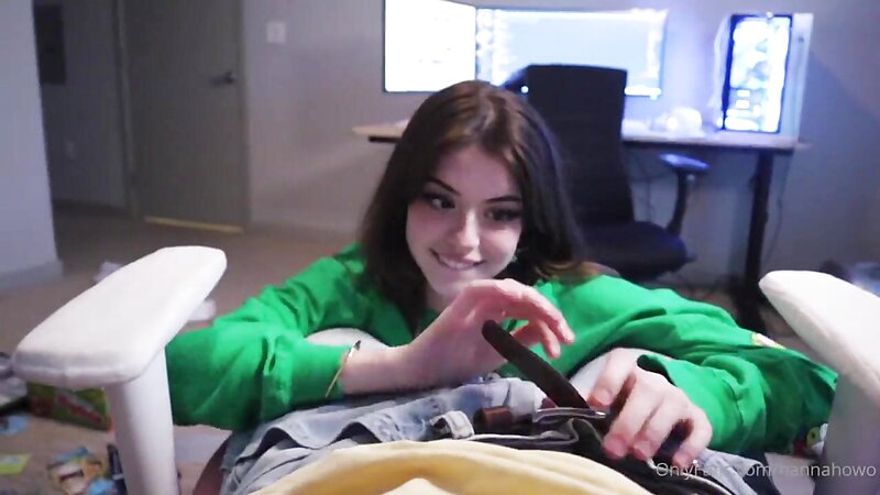 Hannah Owo Cumming On Face Blowjob