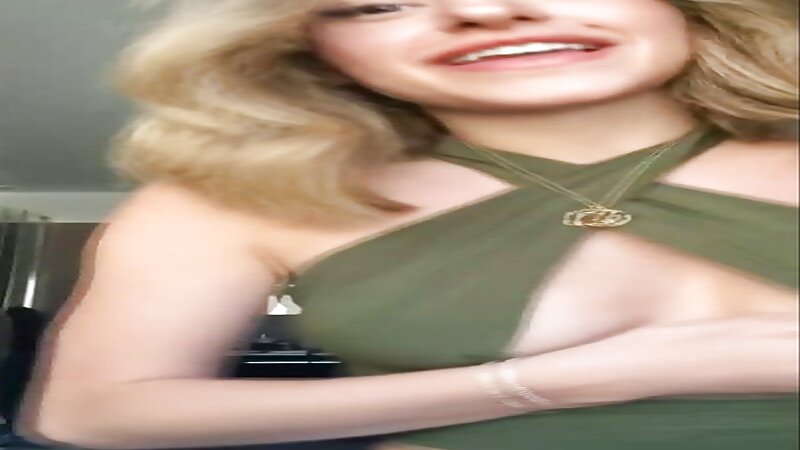 Lea Elui Nipple Slip Accident in Live Video