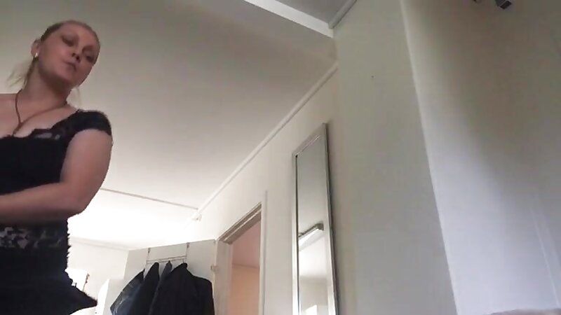 Streamers Girlfriend Accidentally Showing Pussy