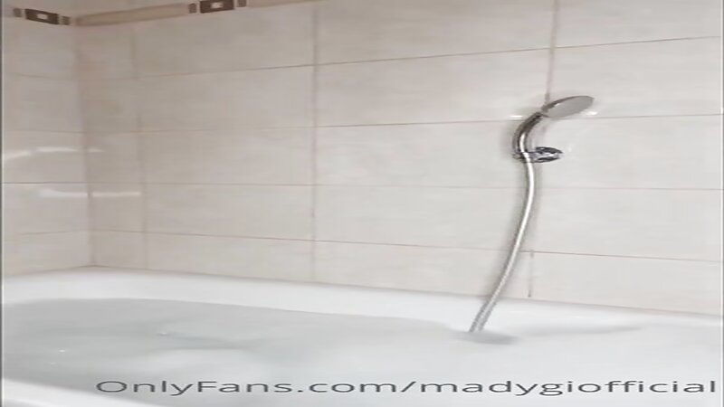 Mady Gio Nude Bathtub Dildo Fucking