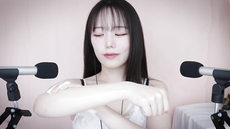Jamonghae ASMR Moist and Dry Body Sounds – Body Triggers