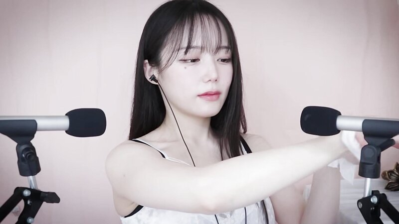 Jamonghae ASMR Moist and Dry Body Sounds – Body Triggers