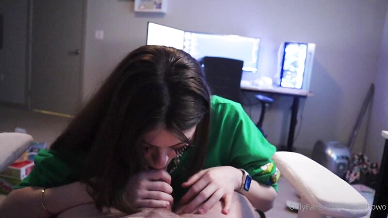 Hannah Owo Sucks Penis and Facial POV