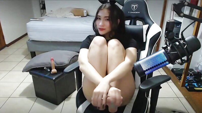 Silver Riot Streamer Masturbates Live Stream