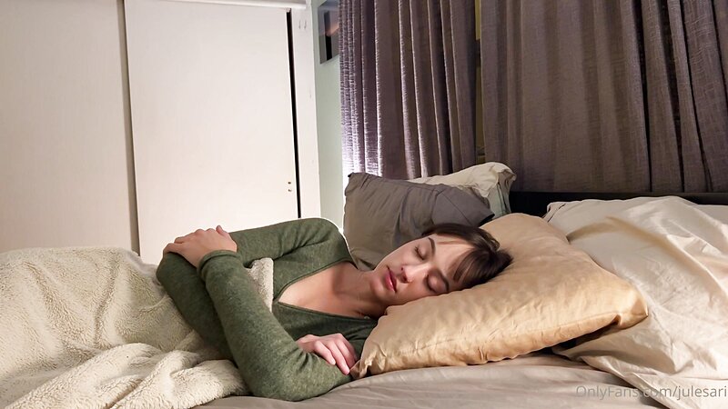 Jules Ari Wake-Up Call Takes Cock First Thing In The Morning