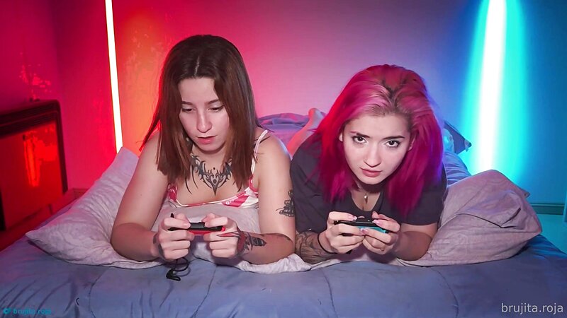 Brujita Roja and Emma Fiore Gaming Railed FFM Threesome