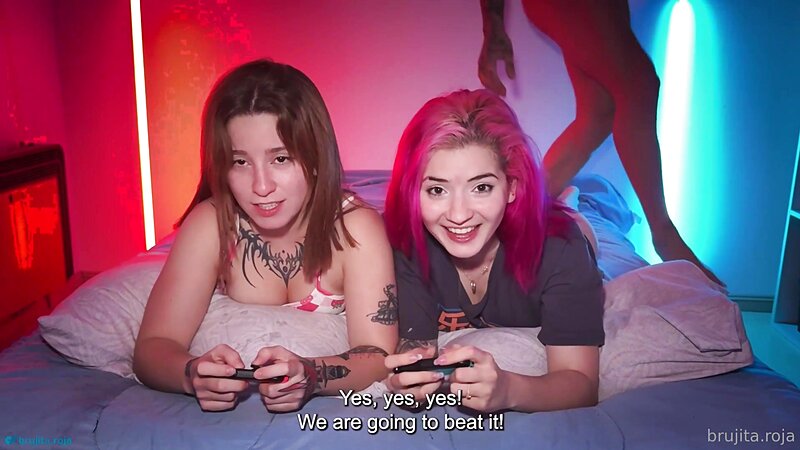 Brujita Roja and Emma Fiore Gaming Railed FFM Threesome