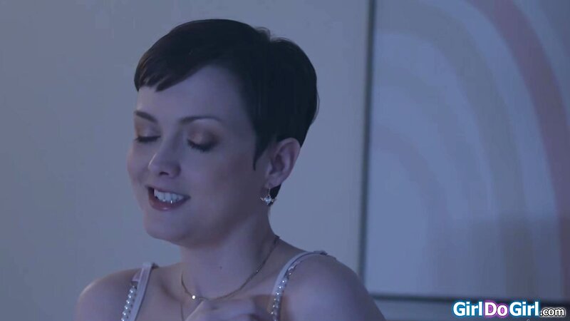 Jade Valentine and Bubblebratz Lesbian Sleepover Scissoring and Face Sitting