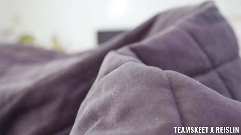 Reislin European Babe with Blue Eyes Gives Passionate Blowjob to Woke Man