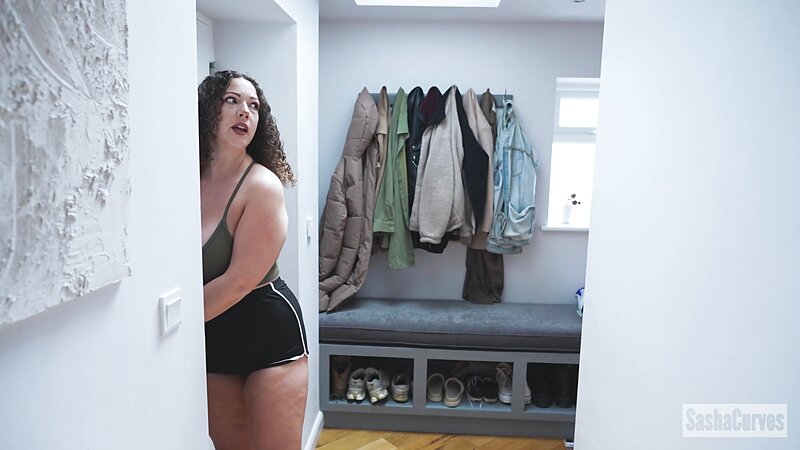SashaCurves - Giantess Mom Can't Stop Herself