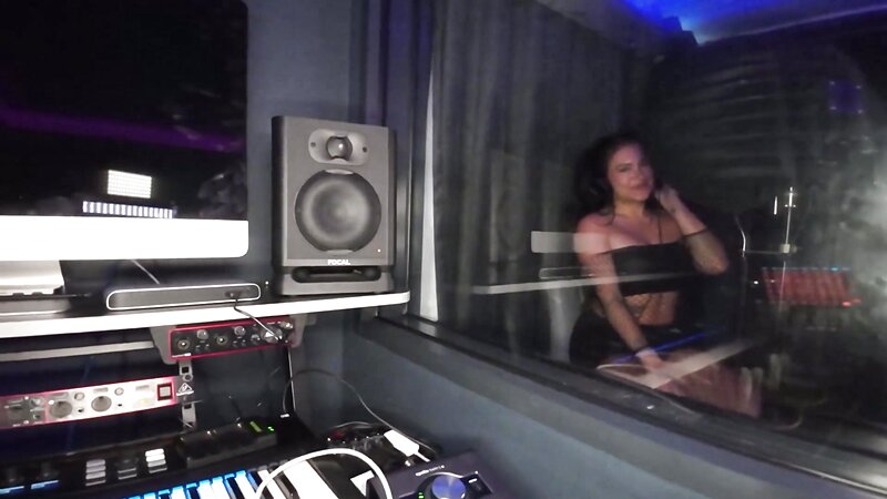 KylieJonesNoPPV Takes A BWC In The Music Studio